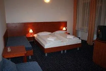 Am Kurfuerstendamm 3* Berlin